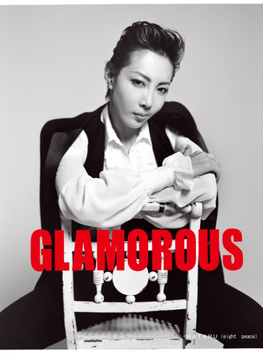 宝塚歌劇団星組の柚希礼音が女性向けファッション誌『GLAMOROUS』に登場