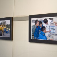 廊下に掲示された作例写真