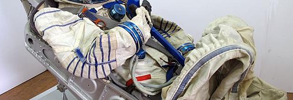 ヤフオクに超貴重な『ソユーズ操縦席&宇宙服』が出品！！！