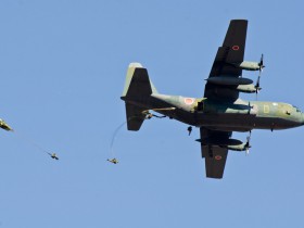 C-130Hの両側から降下する新型傘装備の隊員