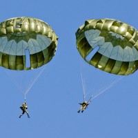 新型の13式空挺傘で降下する隊員