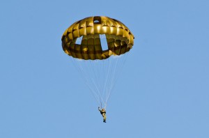 空挺傘696M1で降下する隊員