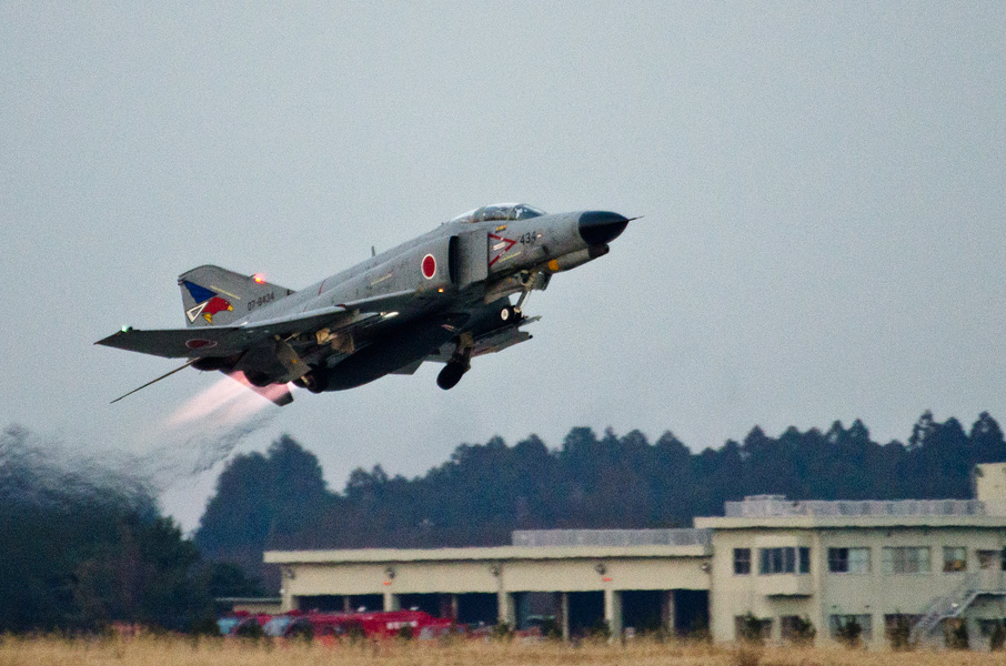 アフターバーナーの炎を曳いて離陸するF-4EJ改