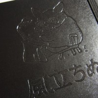 「風立ちぬ」のタイトルロゴと共に宮崎監督が豚バージョンで描かれている