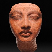 『王妃の頭部』 新王国・第18王朝時代（アマルナ時代・前14世紀） ベルリン・エジプト博物館蔵