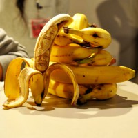 バナナに爪楊枝で彫刻