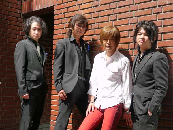 写真は、高橋秀幸/高取ヒデアキ/Akuzawa/Kawaseの4人で撮影
