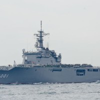 受閲第6群・輸送艦おおすみ（LST-4001）