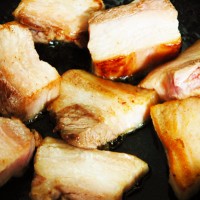 1：豚バラを切って表面を焼く。