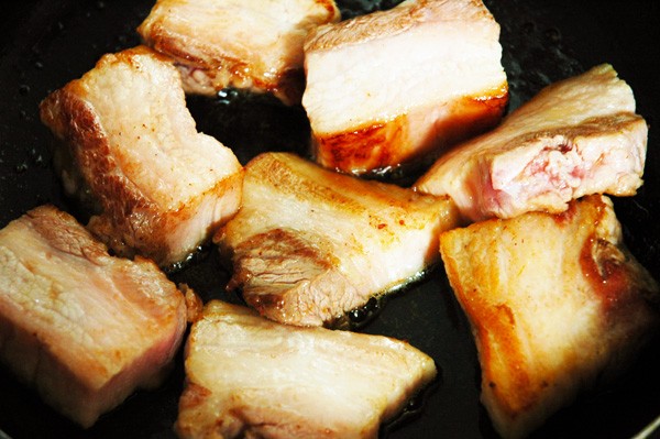1：豚バラを切って表面を焼く。