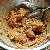 2：赤味噌、砕いたクルミ、三温糖を混ぜて馴染んだら小麦粉、七味唐辛子、白ゴマを入れて丁寧に混ぜる。