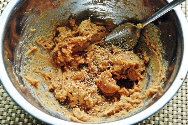 2：赤味噌、砕いたクルミ、三温糖を混ぜて馴染んだら小麦粉、七味唐辛子、白ゴマを入れて丁寧に混ぜる。