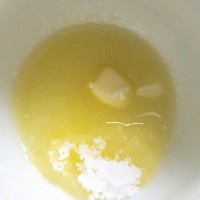 バターと砂糖を混ぜたものをレンジでチンして温める。バターが溶けたらまぜる。