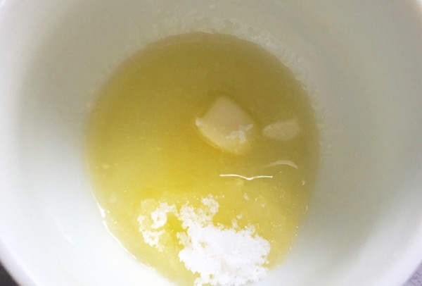 バターと砂糖を混ぜたものをレンジでチンして温める。バターが溶けたらまぜる。