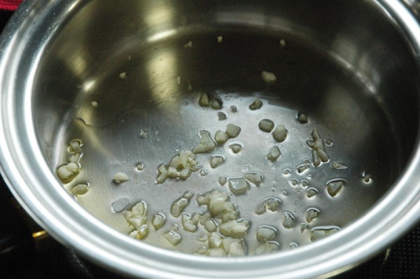 4：鍋にオリーブオイルを多めに入れニンニクを軽く炒めます。