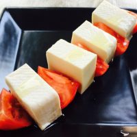 塩豆腐の定番料理のカプレーゼ