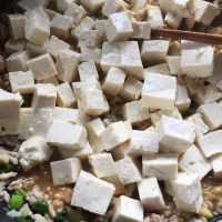 合わせ調味料と豆腐を煮込む