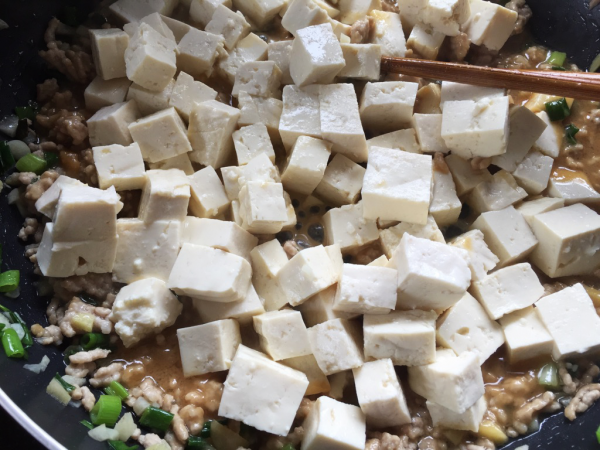合わせ調味料と豆腐を煮込む