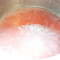 1：果物ジュースにゼラチンを混ぜて鍋に入れ、熱してから粗熱を取り製氷皿などに入れて冷やします。