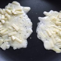 3：熱したフライパンでチーズを溶かす
