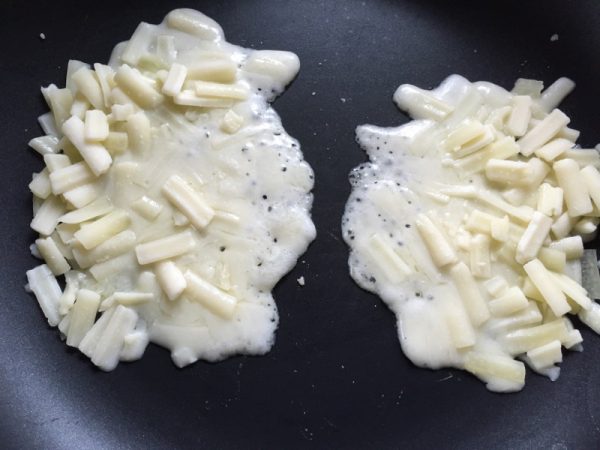 3：熱したフライパンでチーズを溶かす