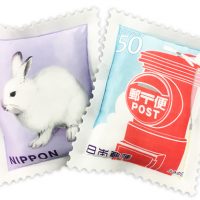 クレーンゲームに郵便切手クッション登場　ポストとウサギの2種