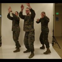 在日米海兵隊「恋ダンス」