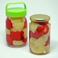 イチゴと白桃を瓶に入れ、それぞれウォッカとラムを入れます。