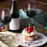 ヴィクトル誕生日を記念した特別デザインのワイン＆グラス