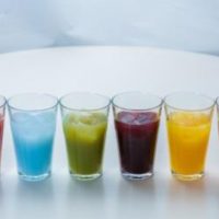 『6色の果物と野菜のジュース』（税別各600円）