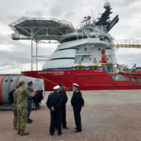ノルウェーの工作支援船と米海軍のレスキューチャンバー（画像：U.S.NAVY）