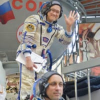 フィットチェックに向かう金井宇宙飛行士（Image Credit：NASA）