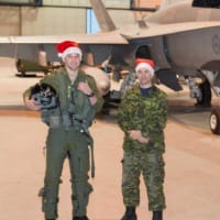 第433飛行隊エスコートパイロットのボイヴィン大尉と整備員のデイヴィッド軍曹（PHOTO：RCAF）