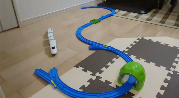 「この列車は一部無軌道区間を通過します」プラレールのアイディア技がスゴい