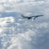 2機のTu-160と並んで飛ぶイギリス空軍のタイフーン戦闘機（(c) MoD Crown copyright 2018）