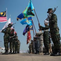 参加各国・部隊の旗が並ぶ（Photo：USMC）