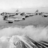 富士山上空で訓練飛行する第1航空団所属のF-86F