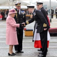 オーシャン艦長ペドレ大佐と握手するエリザベス女王