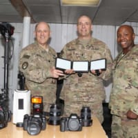 試験用機材を受領したアフガニスタン部隊の責任者たち（Photo：U.S.Army）