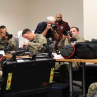 性能試験前に操作法を確認する兵士（Photo：U.S.Army）