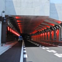 トンネル入口の警戒灯