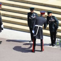 王立グルカライフル連隊の代表と握手するハリー王子。左端はウィリアム王子