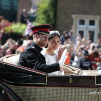 馬車から手を振るハリー王子夫妻