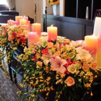鮮やかなメインテーブルの装花