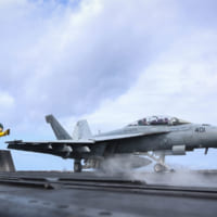 空母から発艦するF／A-18F（写真：USNavy）