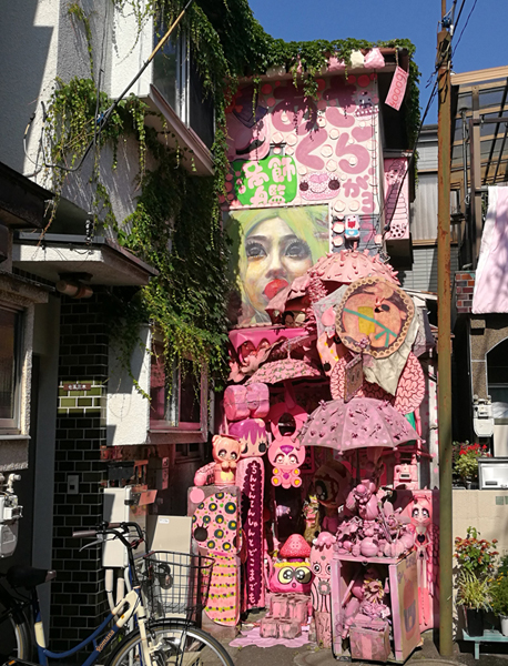 竹ノ塚にあるピンクの館「あさくら画廊」が激ヤバ！屋上でUFO召喚に挑むメルヘン狂気な館の主に会ってきた