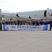 韓国海軍P-3C要員とアメリカ海軍の記念写真
