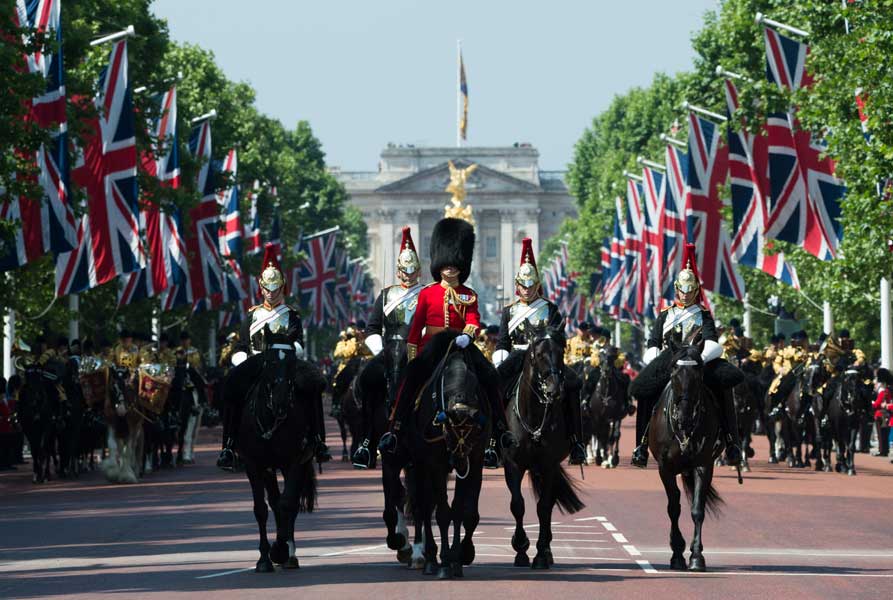 様式美の極致！イギリス女王誕生日恒例の閲兵式「トルーピング・ザ・カラー」