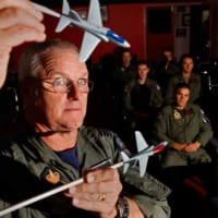 学生に空戦機動を教えるフローリー少佐（2012年・当時60歳）