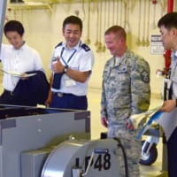 アメリカ空軍のKC-46用施設を視察する航空自衛隊員（画像：USAF）